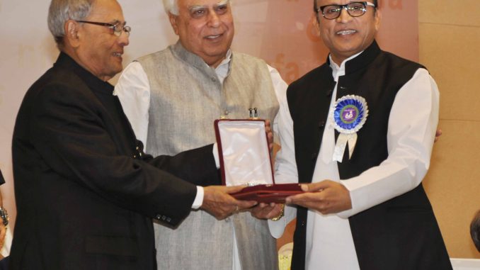 Annu Kapoor grabs National Award from Shri Pranab Mukherjee